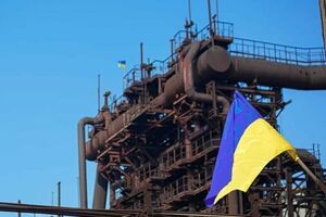 Над заводом продолжает развеваться флаг Украины