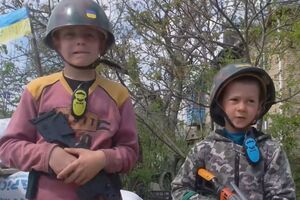 Діти граються у військових і розповідають про свої переживання