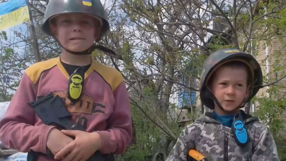 Дети играют в военных и рассказывают о своих переживаниях