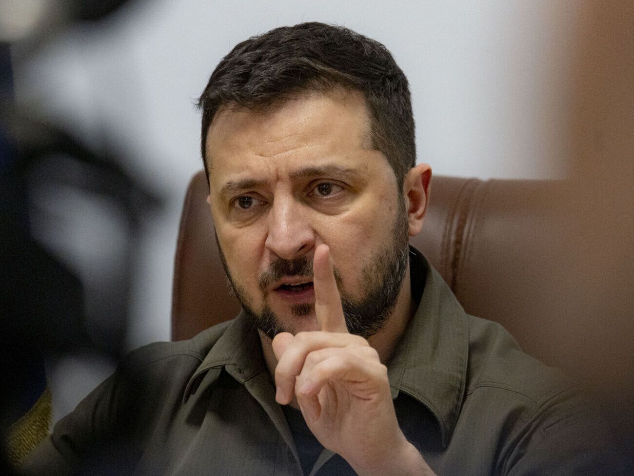 Делегація України на перемовинах щодо припинення війни із РФ пропонувала відставити питання Криму, "але не назавжди", зазначив Зеленський