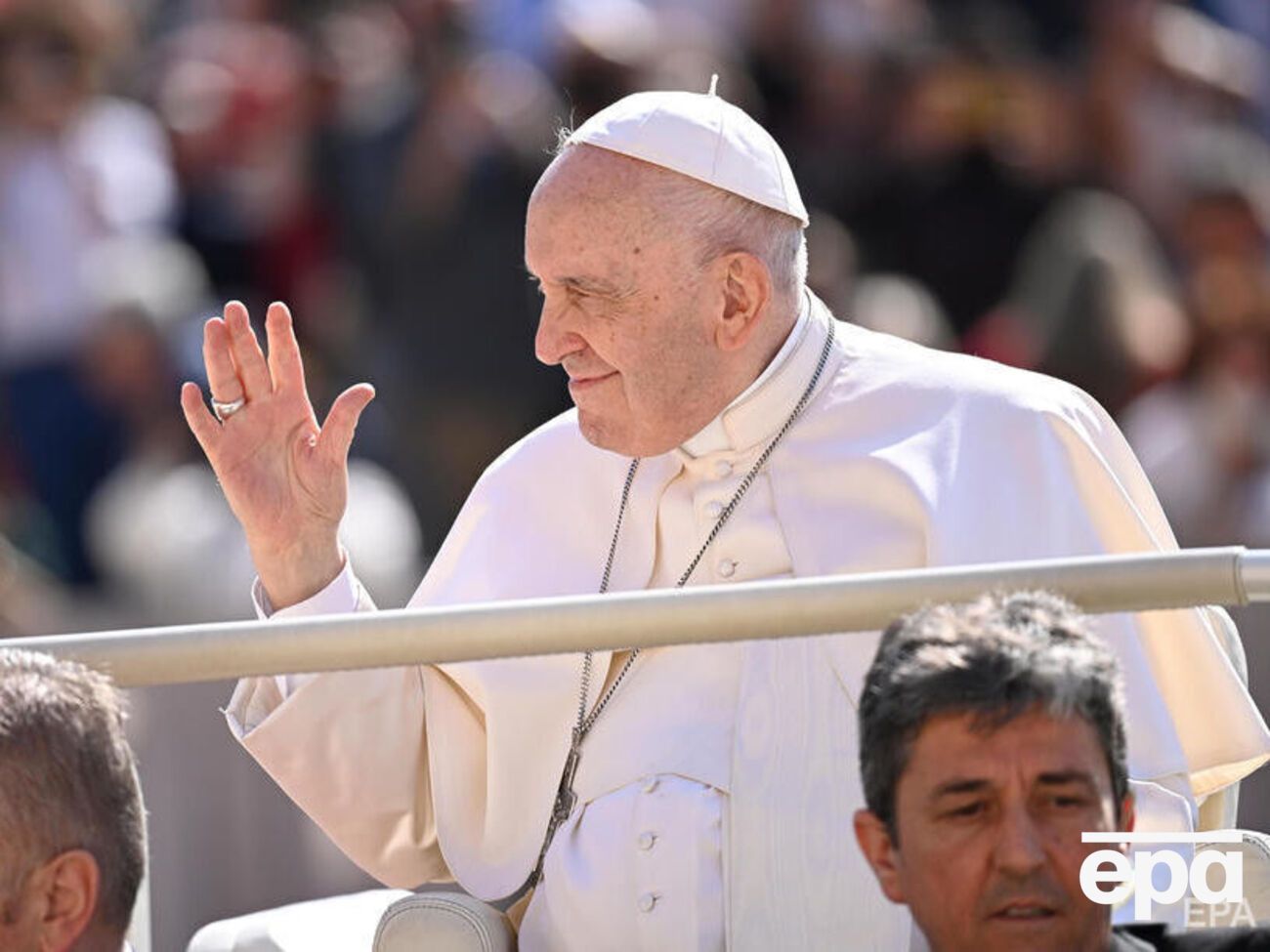 Когда папа Франциск (на фото) показывал на примере людей, которые несли&nbsp;украинский и российский флаги, что якобы должна быть дружба, в Украине не смогли этого принять, отметил Зеленский