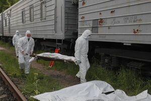 Сотні тіл росіян, які загинули в Україні, завантажили у вагони-рефрижератори. Фоторепортаж