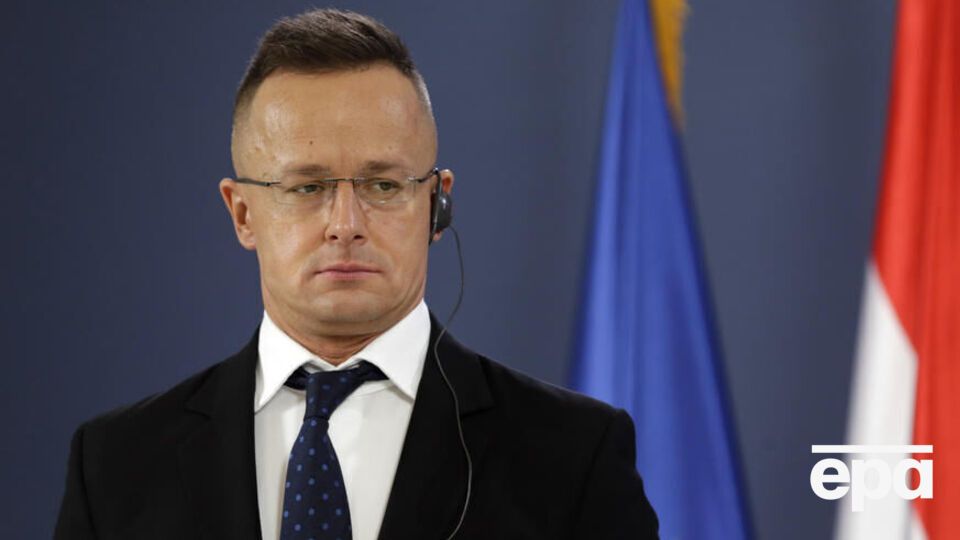 За словами Сіярто, наразі Угорщина пропонує, щоб ембарго поширювалося лише на морські постачання нафти