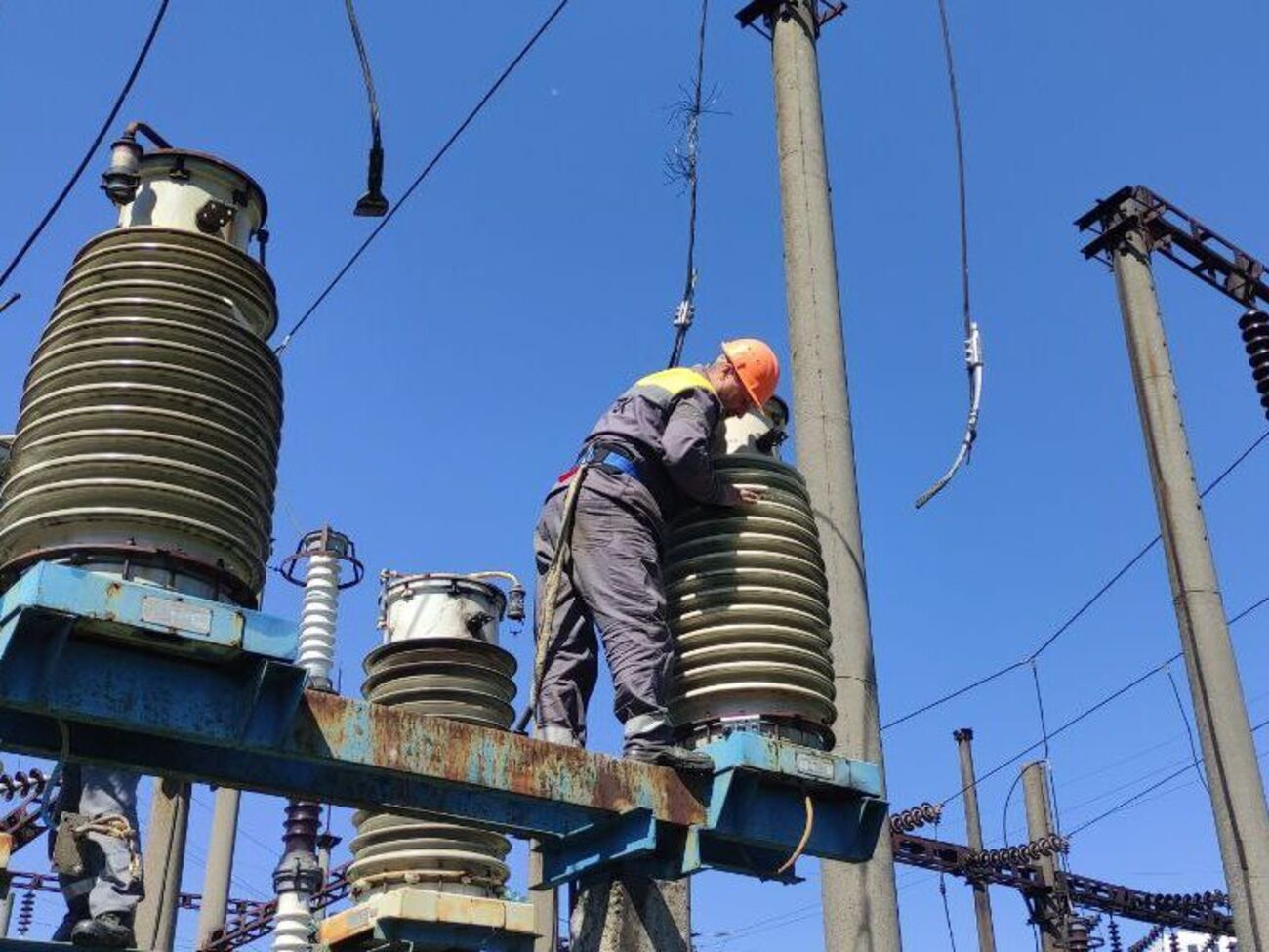 В Донецкой области свет вернули в 23 населенных пункта
