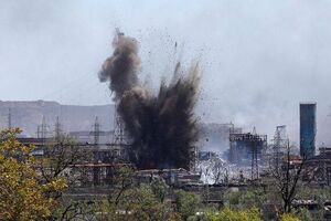 Украинские военные сдерживают оккупантов, пытающихся прорвать их позиции на "Азовстали"