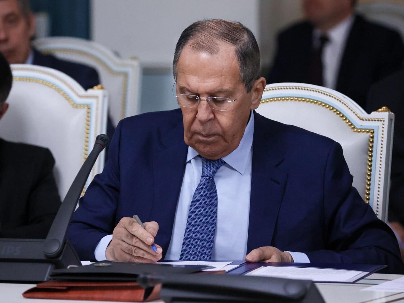 Лавров сказал, что Россия сделала свой выбор и к санкциям ей "не привыкать"