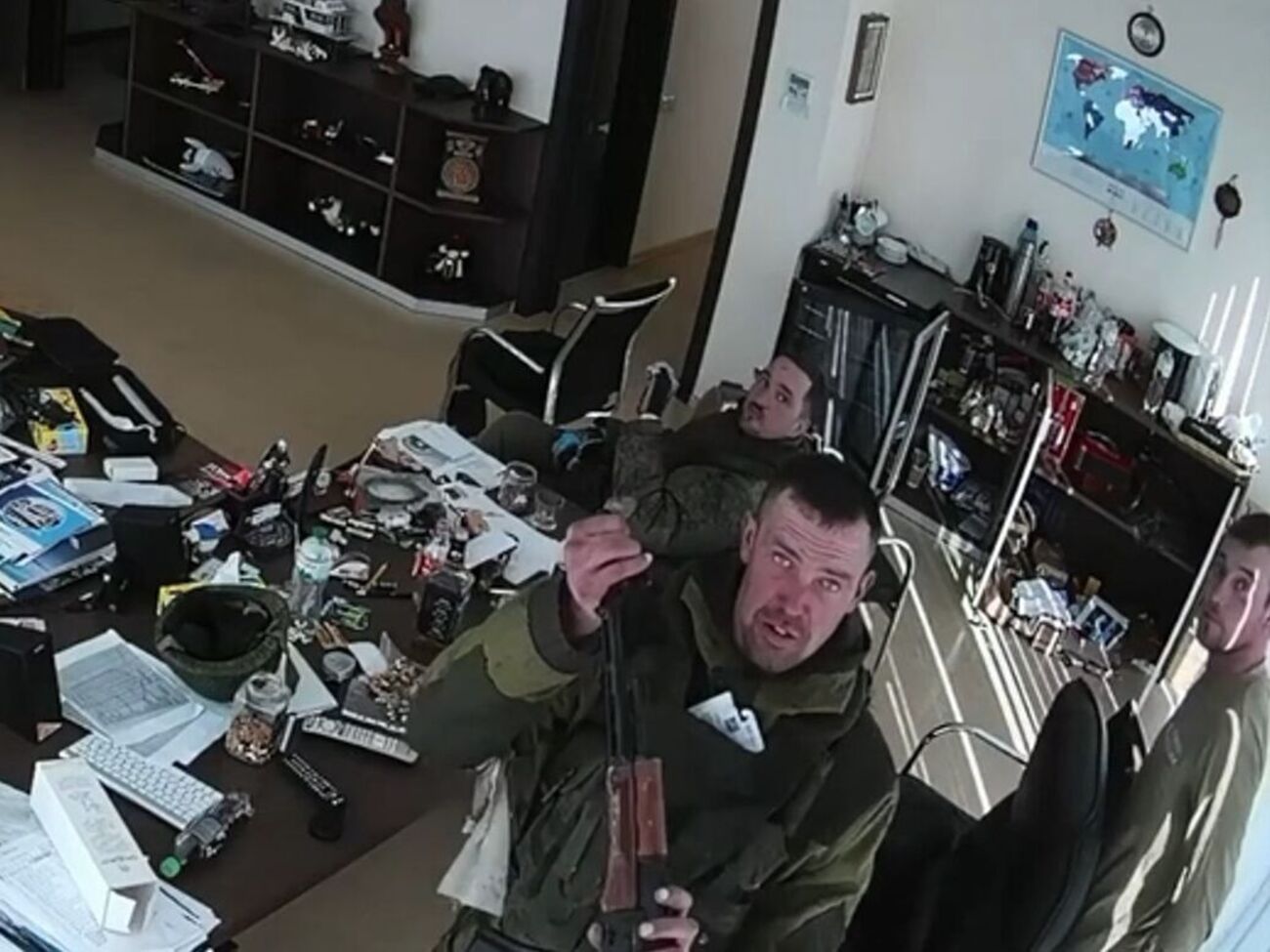 Лапшаков розбив камеру, коли увійшов у приміщення