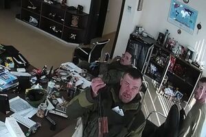 Лапшаков розбив камеру, коли увійшов у приміщення