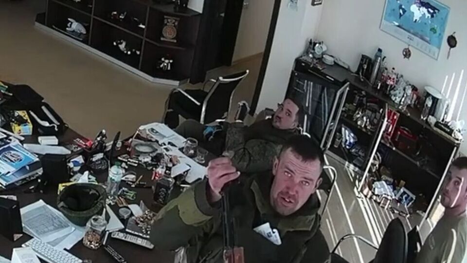 Лапшаков розбив камеру, коли увійшов у приміщення