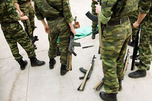 В Каменке сейчас находится много россиян, а их техника регулярно перемещается по населенному пункту