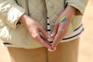 По данным Денисовой, оккупанты приказали провести "сверку данных" женщин со специальностями: бухгалтер, повар, медсестра и другими