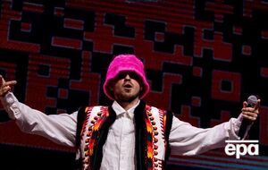 Солист Kalush Orchestra Псюк выступает в розовой панамке