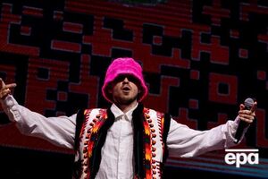 Солист Kalush Orchestra Псюк выступает в розовой панамке