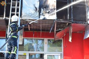 Из-за обстрела возник пожар на крыше магазина