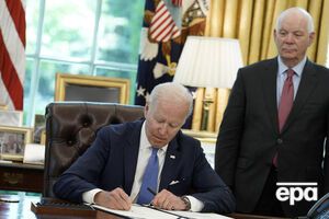 Ручка, выставленная концерном на аукцион, похожа на ту, которой президент США подписал закон о ленд-лизе для Украины