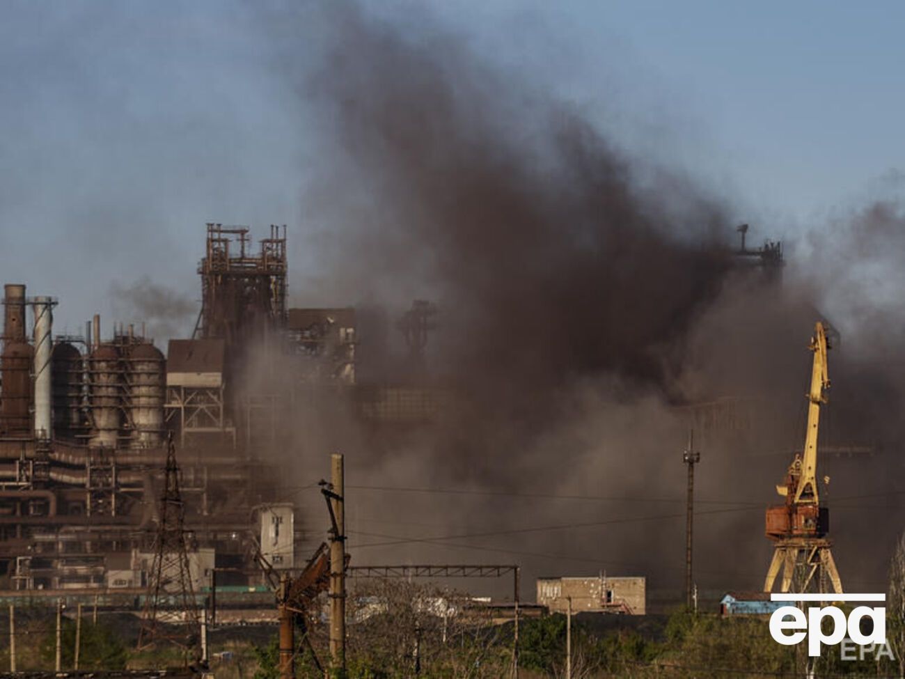 По данным украинских властей, на "Азовстали" остается&nbsp;более 1 тыс. украинских военнослужащих, среди них&nbsp;сотни раненых