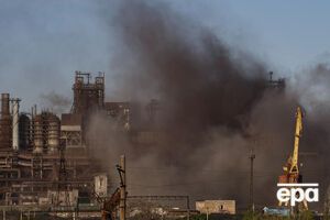 По данным украинских властей, на "Азовстали" остается более 1 тыс. украинских военнослужащих, среди них сотни раненых