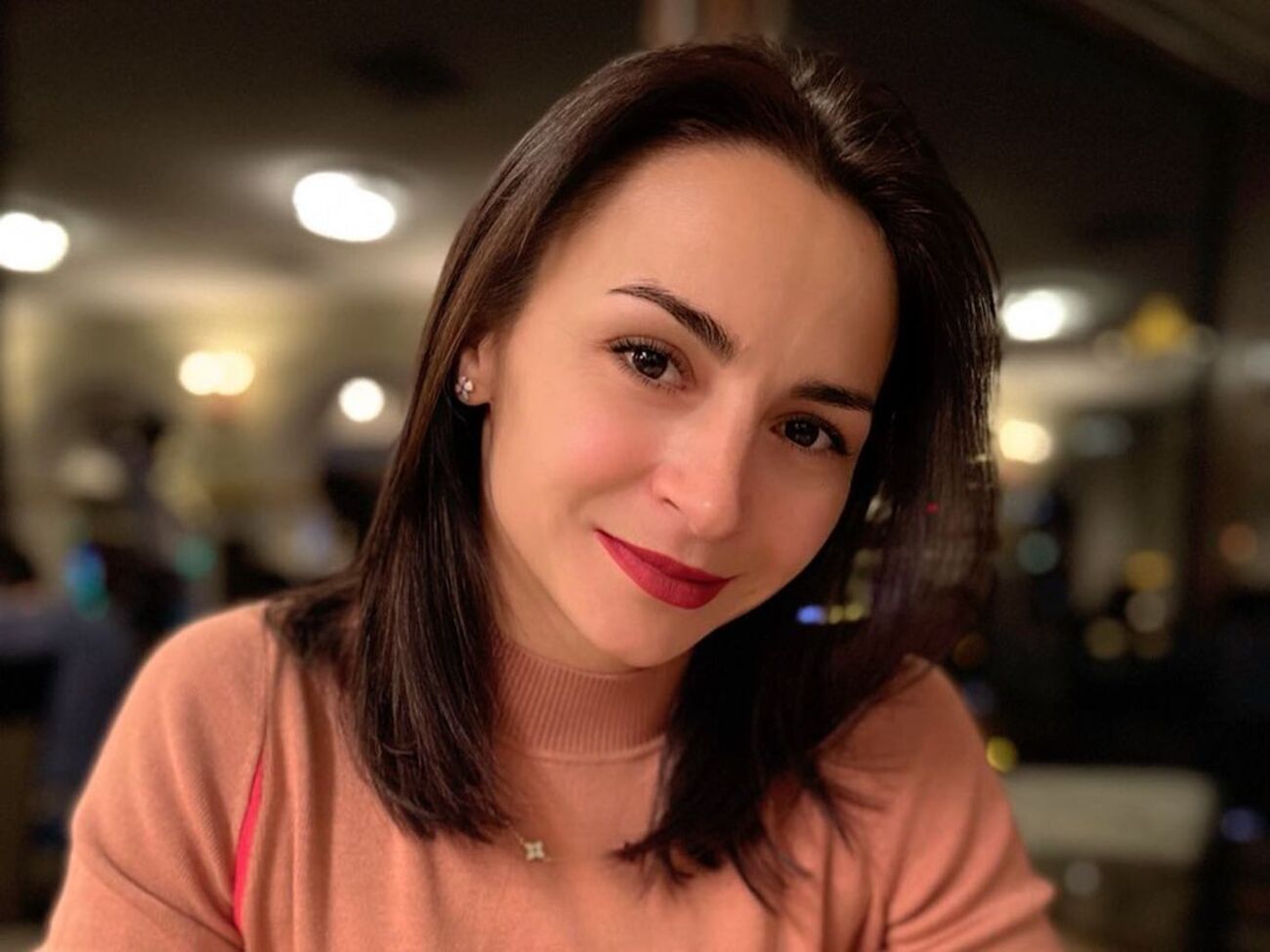 Гвоздьова: Удома. В Україні