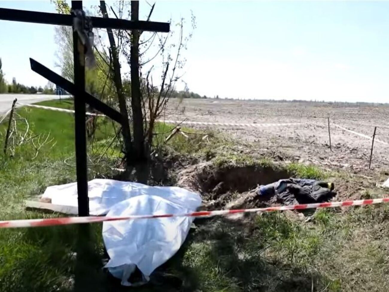 Рядом с захоронением полиция нашла растяжку с гранатой