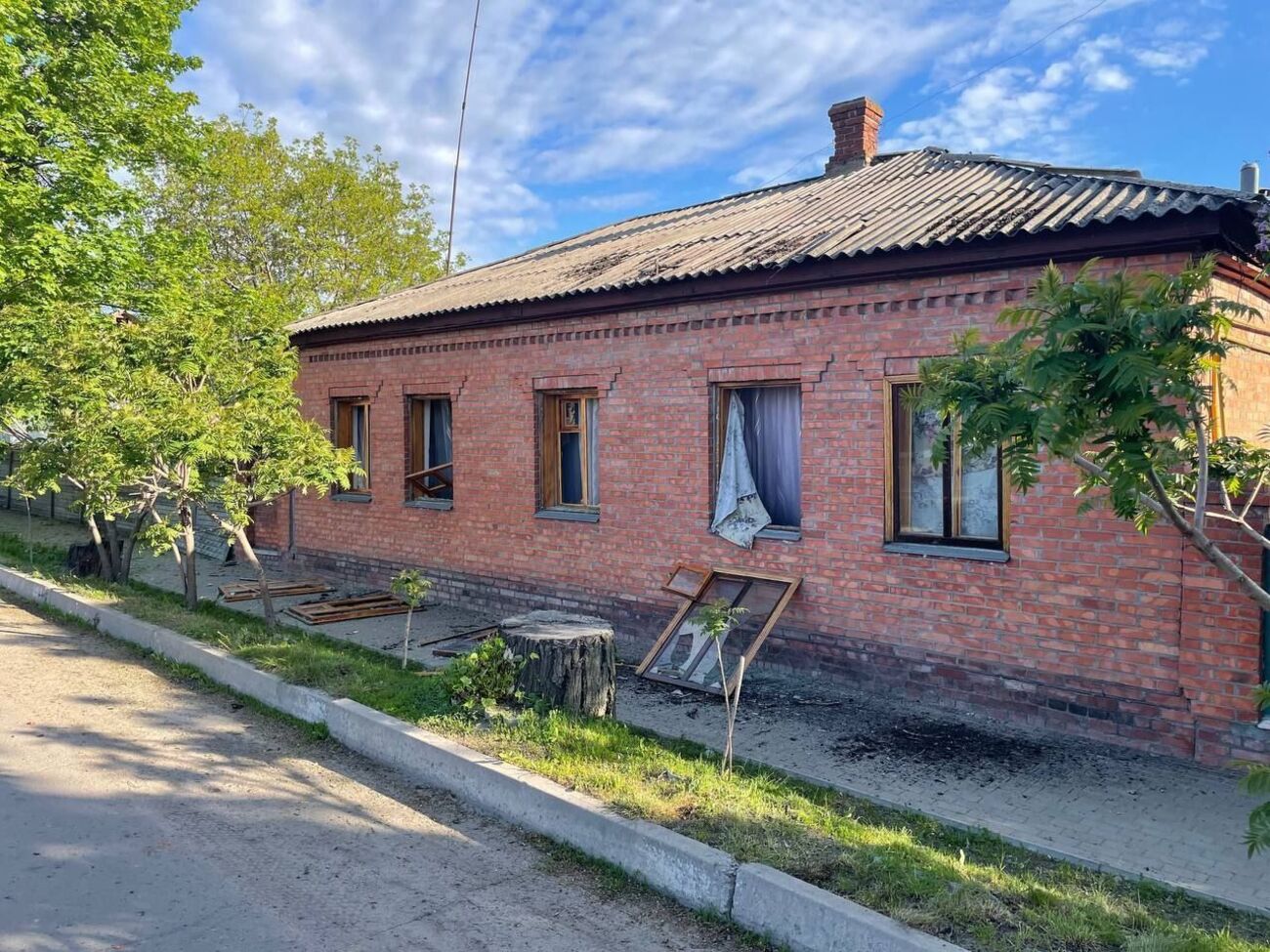 Живицкий сообщил, что от обстрела повреждены много частных домов