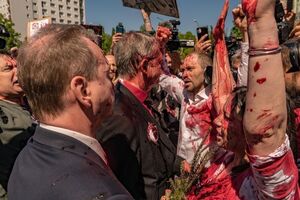 "Россияне оказались очень нежными и готовы убивать за то, что их посол немного заляпался польским борщом", – прокомментировала ситуацию Земляная