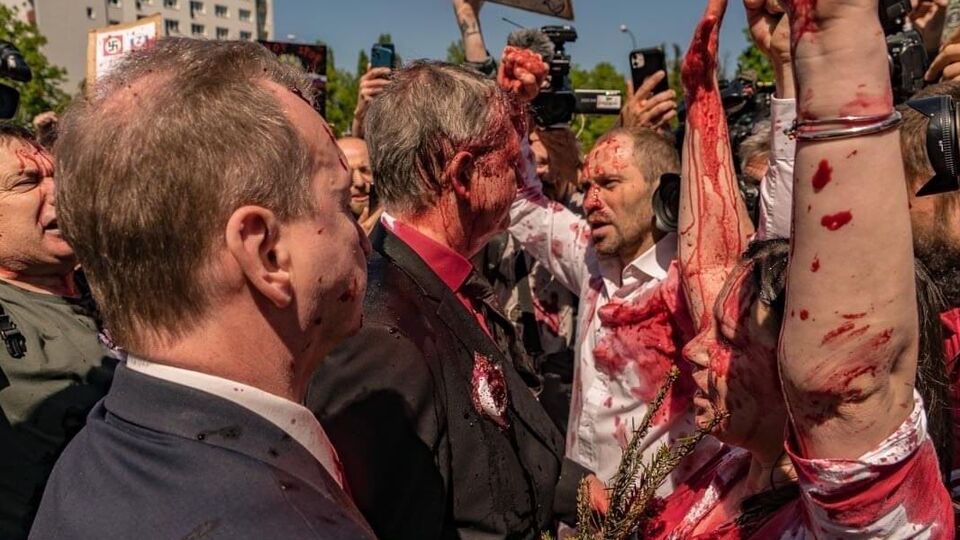 "Росіяни виявилися дуже ніжними і готові вбивати за те, що їхній посол трохи заляпався польським борщем", – прокоментувала ситуацію Земляна