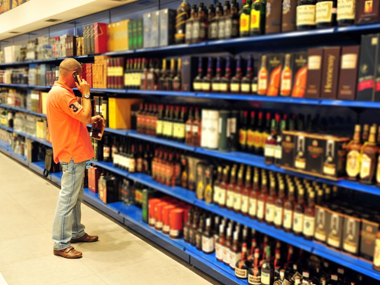 Запрет не распространяется на продажу слабоалкогольных напитков с 9.00 до 15.00