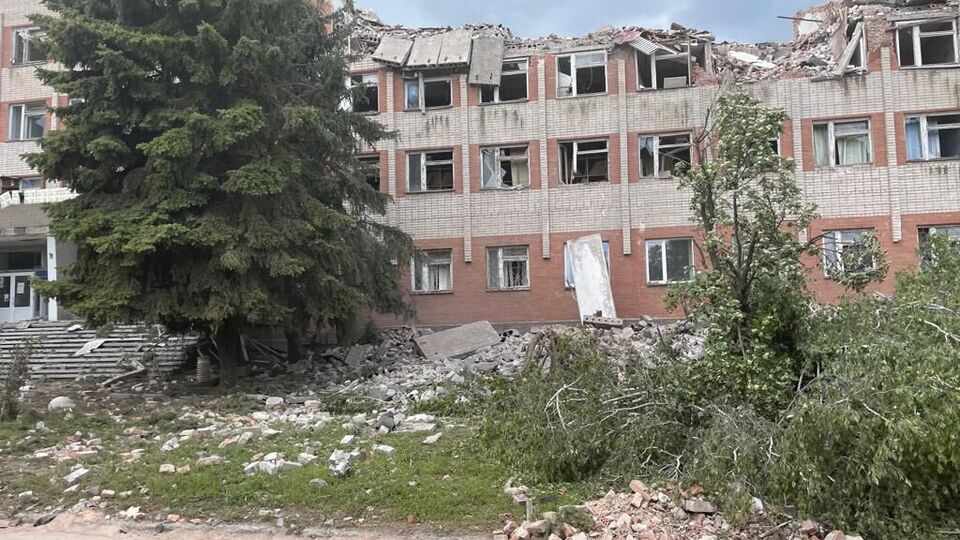 П'ятиповерхівка обвалилася через обстріл, почалася пожежа
