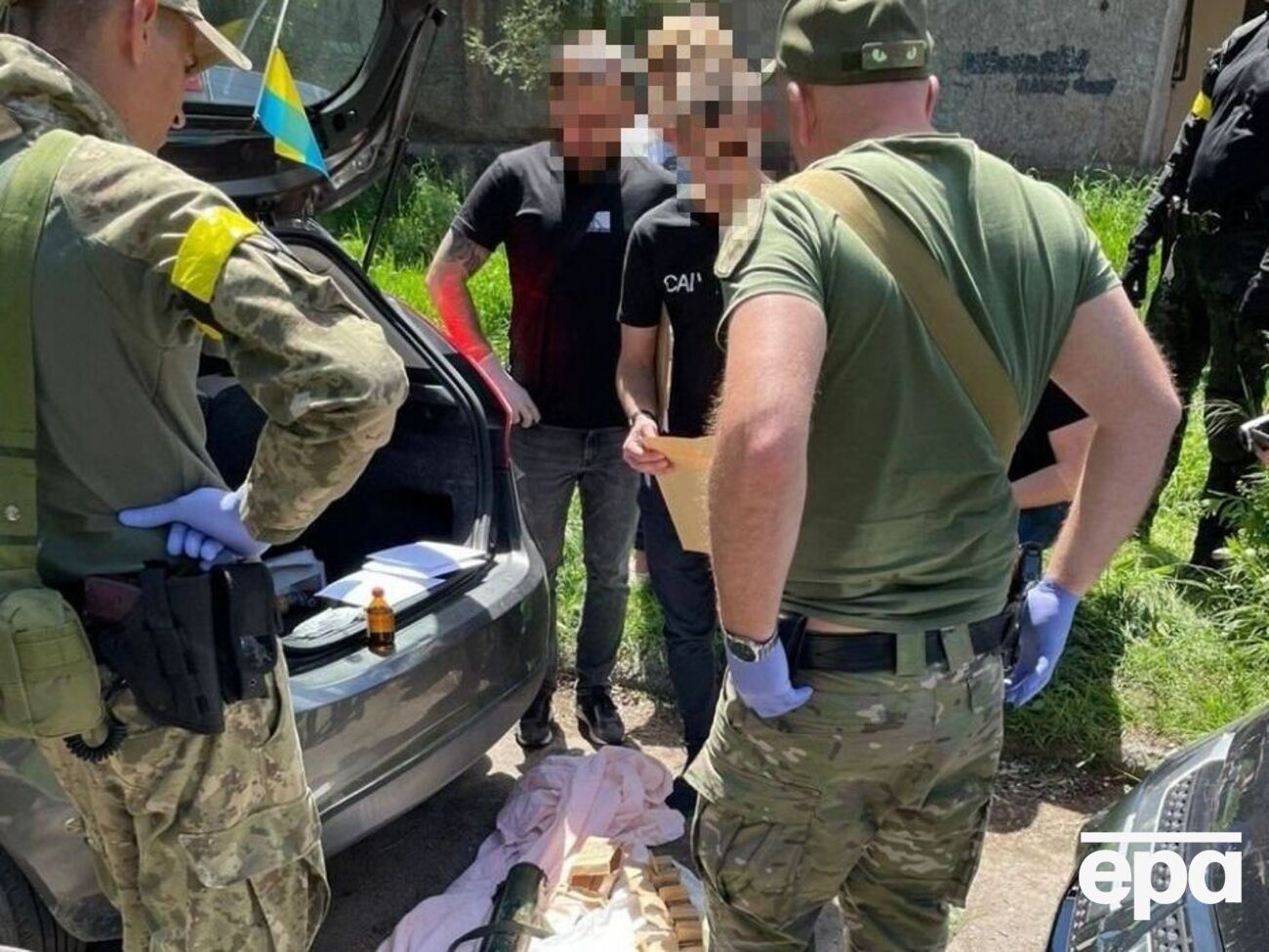 У затриманого вилучили також два автомати Калашникова і значну кількість патронів