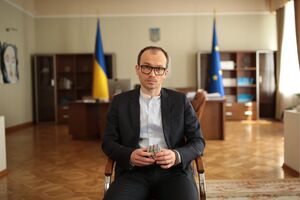 Малюська объяснил, что закон устанавливает очень короткие сроки для рассмотрения дела по пророссийским партиям