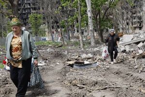 "Люди заняты добычей продуктов, лекарств, воды". Как выглядит жизнь в разрушенном Мариуполе. Фоторепортаж