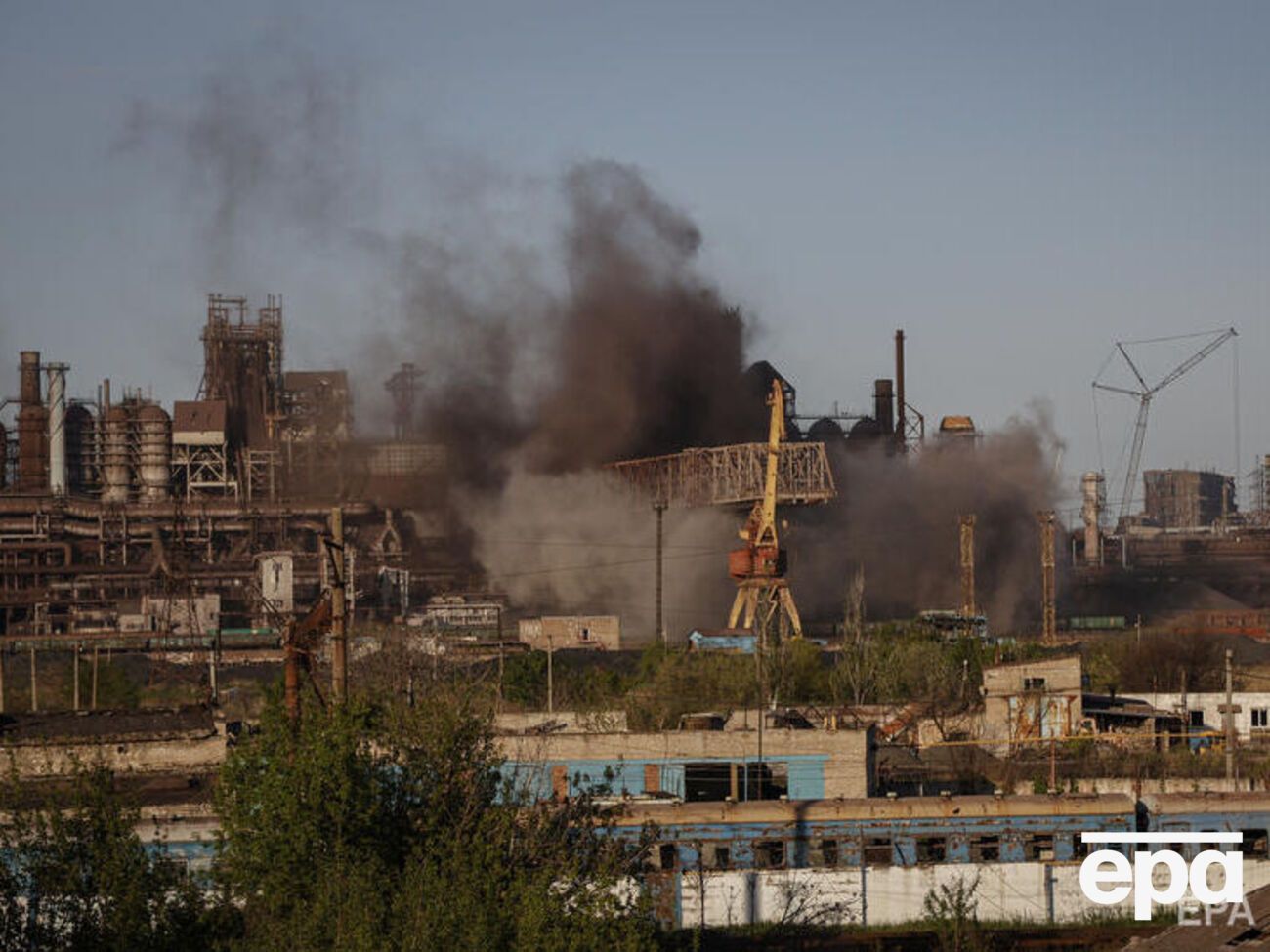 Российские оккупанты ежедневно наносят удары по территории "Азовстали"
