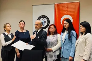 Дружини та матері захисників Маріуполя провели в Анкарі зустріч із радником президента Туреччини Топчу