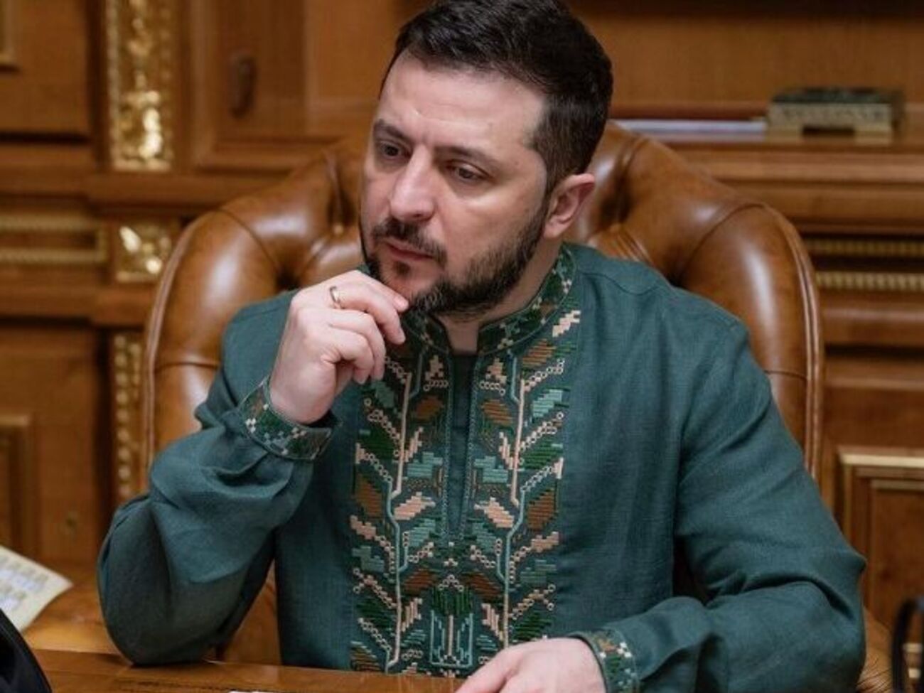 В этом году вышиванка президента оформлена с отсылкой к военной форме