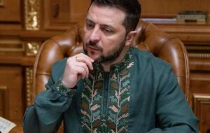 В этом году вышиванка президента оформлена с отсылкой к военной форме