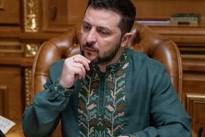 В этом году вышиванка президента оформлена с отсылкой к военной форме