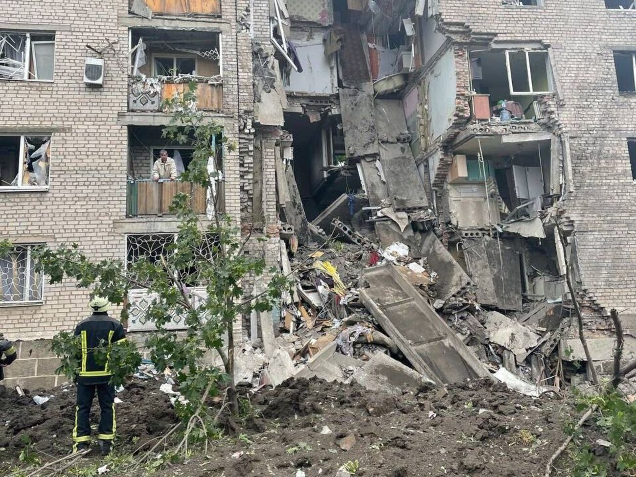 Рятувальники витягли шістьох людей із-під завалів будинку, який потрапив під удар