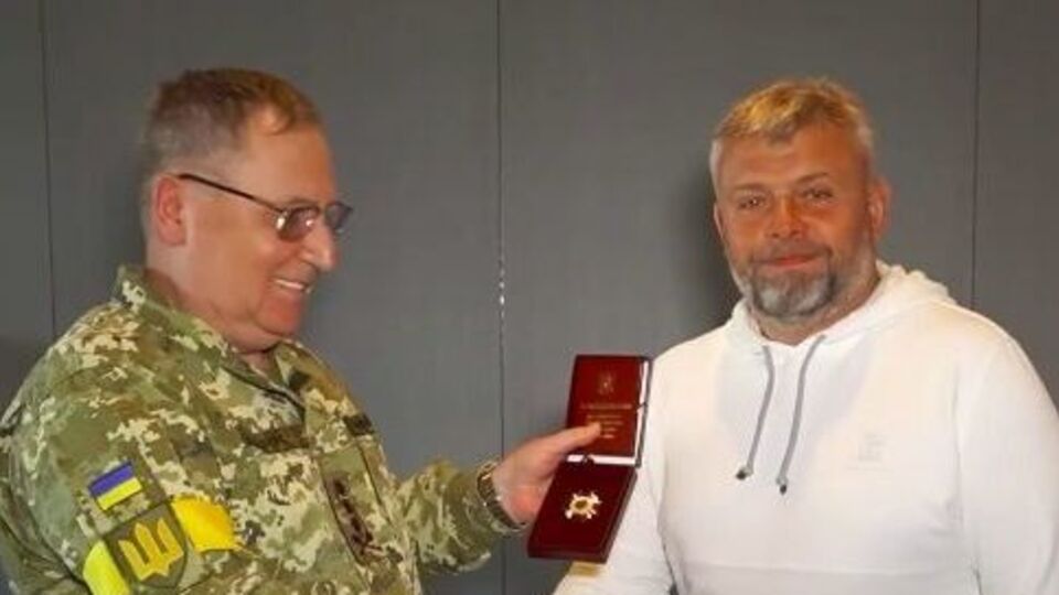 Генерал-лейтенант Павел Ткачук вручил нагрудный "Знак почета" Григорию Козловскому от имени министра обороны