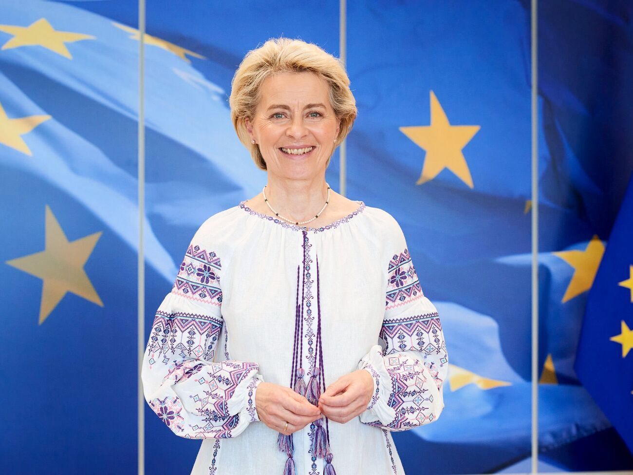 "Хочемо бути у клубі тих, хто на правильному боці історії". Президенти, прем'єри, дипломати у різних країнах наділи вишиванки. Фоторепортаж