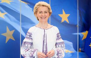 "Хотим быть в клубе тех, кто на правильной стороне истории". Президенты, премьеры, дипломаты в разных странах надели вышиванки. Фоторепортаж