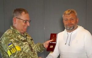 Lieutenant General Pavel Tkachuk presented Hryhoriy Kozlovsky with the Badge of Honor on behalf of the Defense Minister