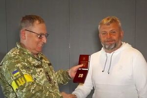 Lieutenant General Pavel Tkachuk presented Hryhoriy Kozlovsky with the Badge of Honor on behalf of the Defense Minister