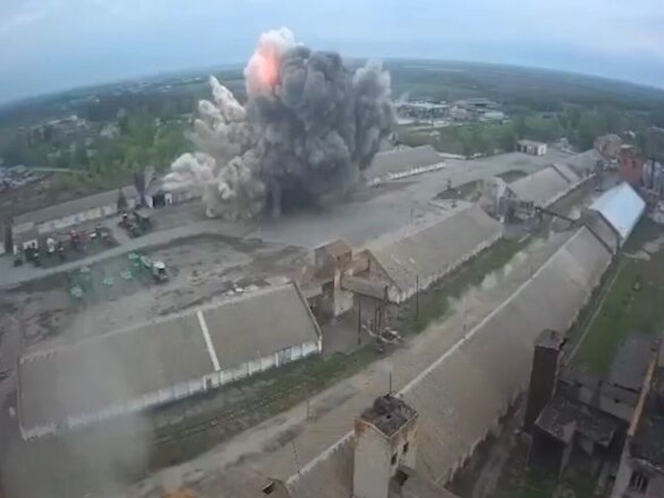 Ракета оккупантов попала в элеватор, разрушив склад с зерном, отметил Резниченко