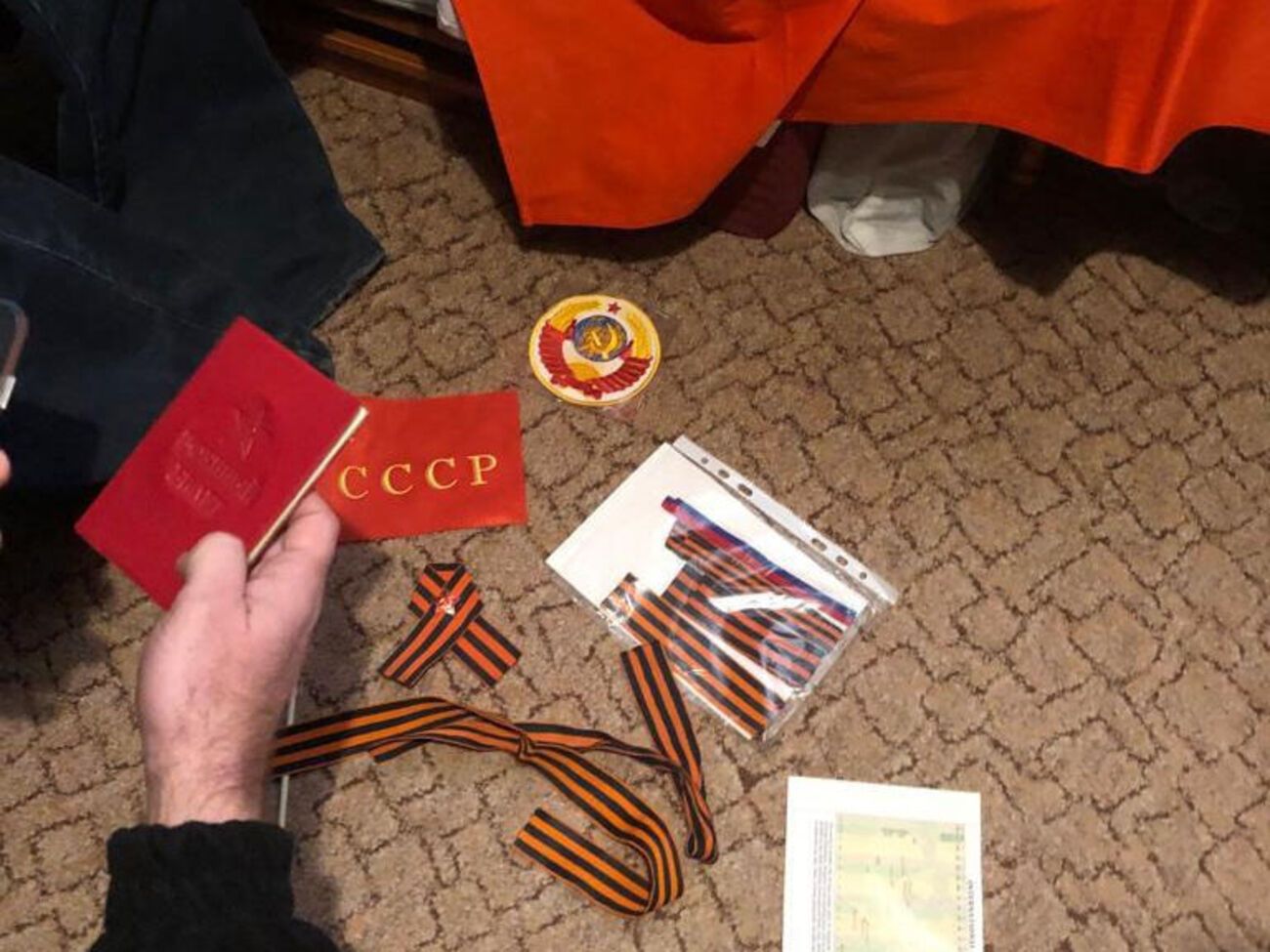 У підозрюваних виявили прапори з комуністичною символікою, медалі, книги з антиукраїнським змістом та агітаційні брошури