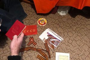 У підозрюваних виявили прапори з комуністичною символікою, медалі, книги з антиукраїнським змістом та агітаційні брошури