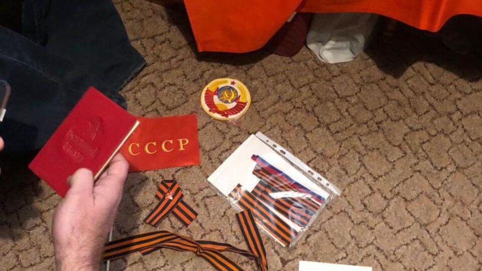 У підозрюваних виявили прапори з комуністичною символікою, медалі, книги з антиукраїнським змістом та агітаційні брошури