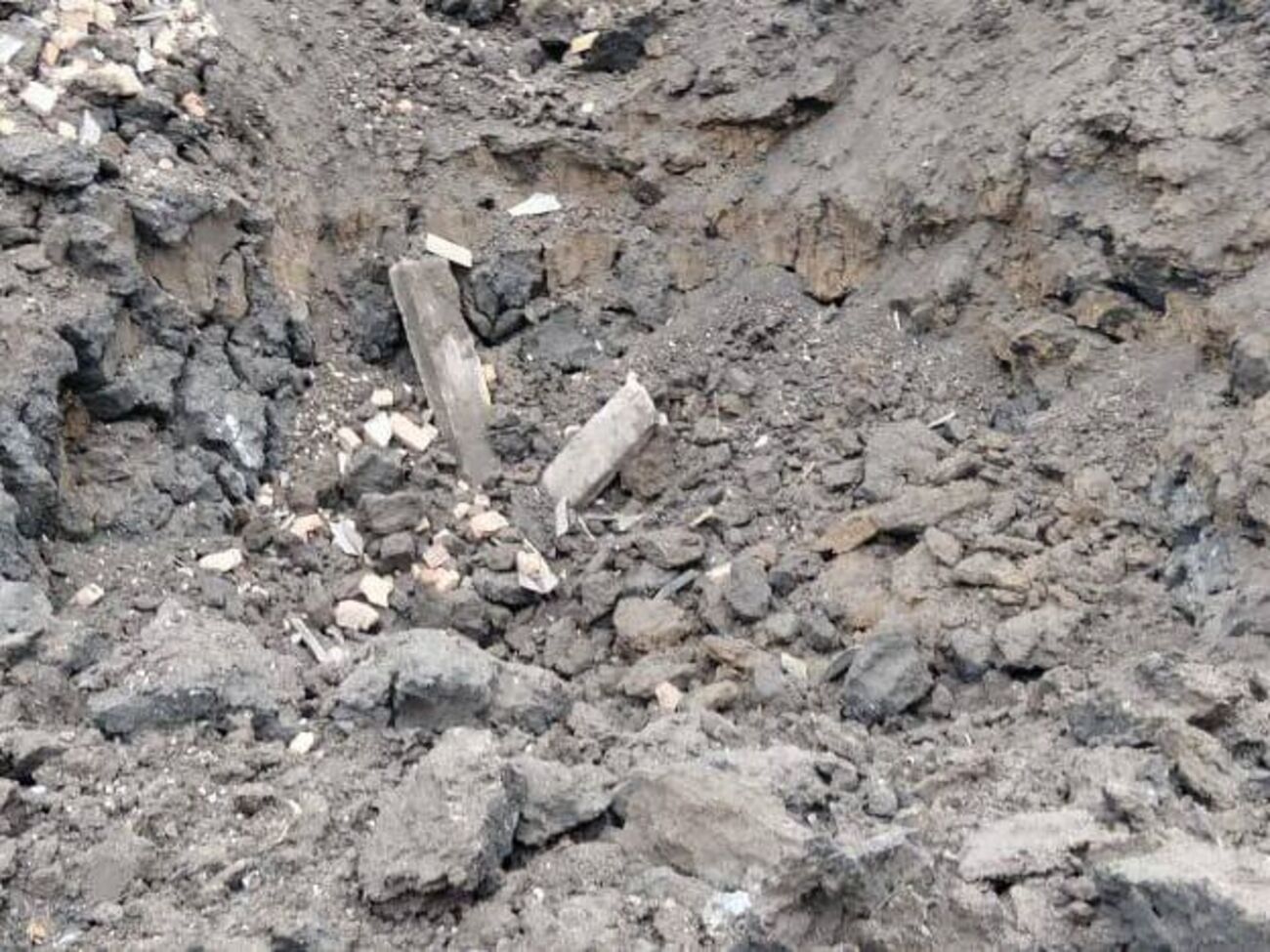 Одна из ракет оккупантов задела склады, образовав между ними воронку шириной 15 м и глубиной 10 м, отметил Резниченко