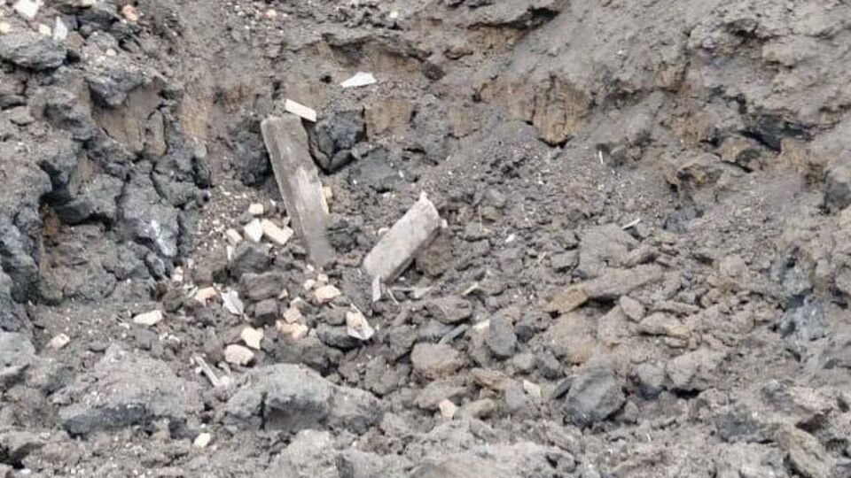 Одна з ракет окупантів зачепила склади, утворивши між ними вирву завширшки 15 м і завглибшки 10 м, зазначив Резніченко