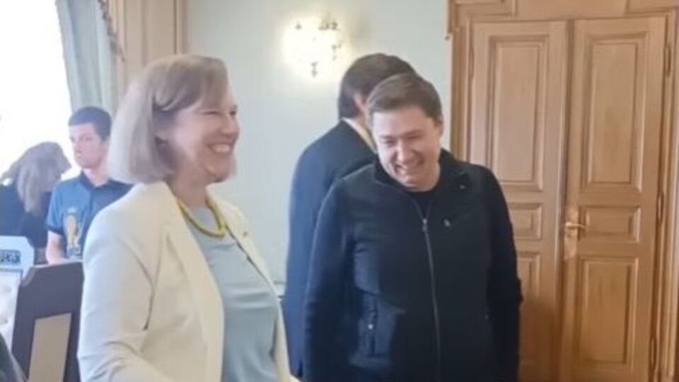 Квін зраділа подарунку