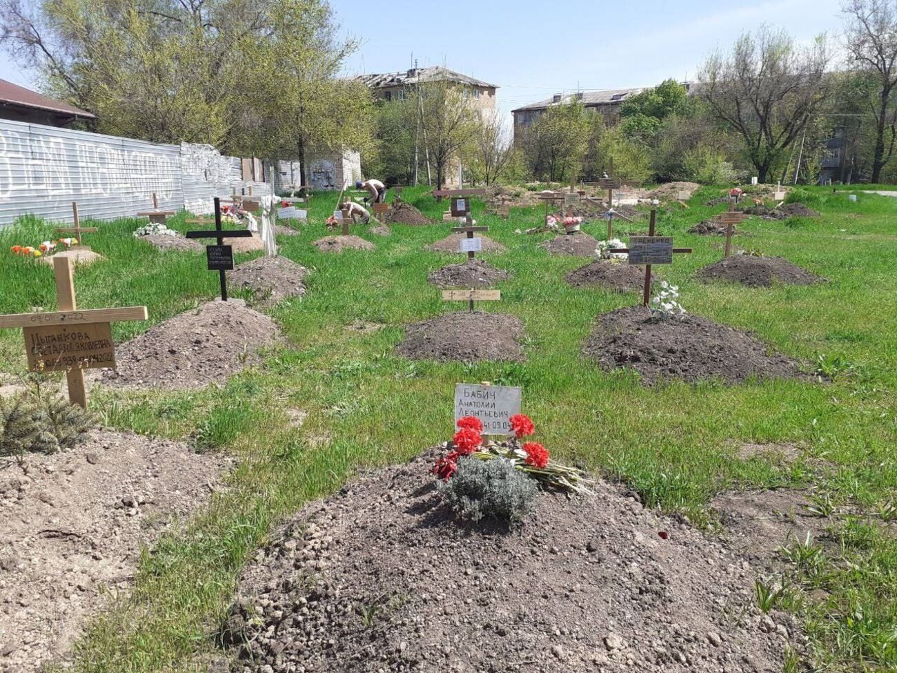 В мэрии Мариуполя сообщили, что в каждом дворе города появились могилы